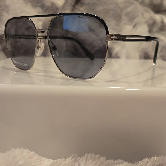 Marc Jacobs Black and Silver Sunglasses Brand New in Case - Picture 2 of 13